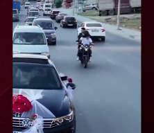  İstanbul'daki d&uuml;ğ&uuml;n konvoyunda tehlikeli motosiklet şovu kameraya yansıdı