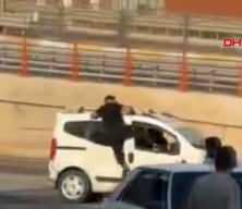 Şanlıurfa'da dehşet anları: Hareket halindeki araca tutunup kardeşiyle kavga etti