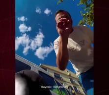 "G&ouml;zlerinle parmağımı takip et" dedi, yanındaki beyin cerrahı &ccedil;ıktı