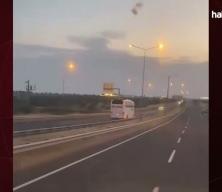 Yolcu otob&uuml;s&uuml; ters y&ouml;nde ilerledi! Otoyolda y&uuml;rekleri ağza getiren anlar kamerada