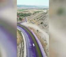 Afyonkarahisar'da tırdan d&ouml;k&uuml;len boya s&uuml;r&uuml;c&uuml;leri zor durumda bıraktı