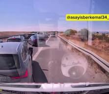 Ambulans şof&ouml;r&uuml; emniyet şeridi ihlallerine sitem ederek "Almanya'da b&ouml;yle yapamıyorsun" değil mi dedi