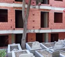 Avcılar'da mezarlık manzaralı sıfır daireler ilgin&ccedil; g&ouml;r&uuml;nt&uuml;ler oluşturdu