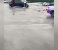 Boya y&uuml;kl&uuml; TIR devrildi, yoldan ge&ccedil;en ara&ccedil;lar mora boyandı