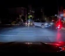 Bursa'da kırmızı ışıkta ge&ccedil;en otomobil motosiklete &ccedil;arptı