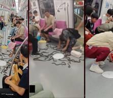 &Ccedil;in'de devrilen kovadan sa&ccedil;ılan yılan balıkları metroda panik yarattı