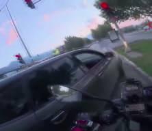 Denizli'de motosikletlinin &ouml;n&uuml;n&uuml; kesip saldıran magandaya rekor ceza