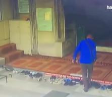 Fatih'te camide &ccedil;irkin hadise! Namaza duran vatandaşı soydu