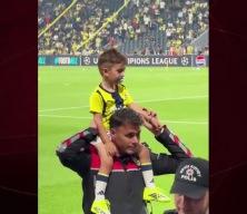 Forması &ccedil;ıkartılmaya &ccedil;alışılmıştı! Lyon ma&ccedil;ında Aziz Yıldırım'ın &ouml;zel konuğu oldu