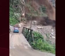 Hindistan'da meydana gelen heyelanda  motosikletlei &ouml;l&uuml;mden kıl payı kurtuldu