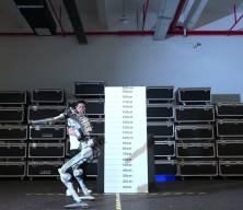  İnsansı robot Superman hızı ve sı&ccedil;rama yeteneğiyle d&uuml;nya rekorlarını geride bıraktı