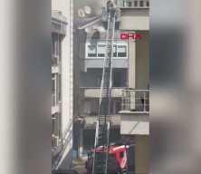 Kağıthane'de 4 katlı binanın &ccedil;atısında yangın