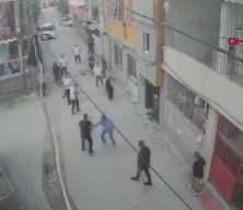 Kavgada otomobilini kalabalığın &uuml;zerine s&uuml;rd&uuml;: 1&rsquo;i ağır 4 yaralı
