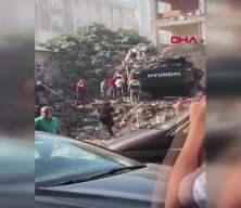 K&uuml;&ccedil;&uuml;k&ccedil;ekmece'de korkutan anlar: Yıkılan bina iş makinesinin &uuml;zerine &ccedil;&ouml;kt&uuml;