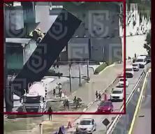 Meksika'da tonlarca ağırlıktaki metal blok otomobilin &uuml;zerine d&uuml;şt&uuml;: 1 &ouml;l&uuml;