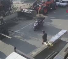 Tekirdağ&rsquo;da feci kaza: Forkliftin demir ayağına işte b&ouml;yle &ccedil;arptı!