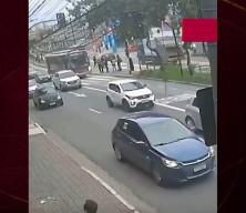 &Ouml;fkeli s&uuml;r&uuml;c&uuml; aynasına vuran bisikletliye dehşeti yaşattı