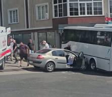 Rampadan inen halk otob&uuml;s&uuml; otomobille &ccedil;arpıştı! 7 kişi yaralandı