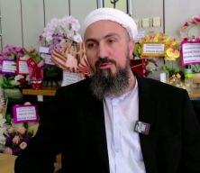 Sarıklı, c&uuml;bbeli, sakallı Belediye Başkanı g&ouml;renleri şaşırtıyor