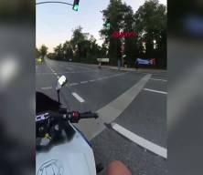 Sarıyer'de otomobilin kadına &ccedil;arptığı feci anlar kask kamerasında