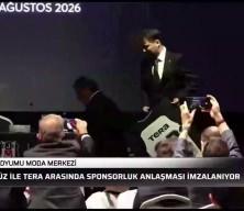Serdal Adalı, k&uuml;rs&uuml;ye &ccedil;ıkarken dengesini kaybedip yere d&uuml;şt&uuml;