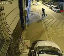 Skuterli kundak&ccedil;ı kamerada: Eski sevgilisinin evine benzin d&ouml;k&uuml;p yaktı