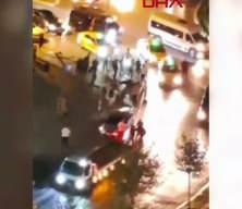 Yol ortasında meydan dayağı: Yerde yatan genci dakikalarca darbettiler