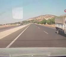 Yola fırlayan eşeğe kamyonet &ccedil;arptı: Havada metrelerce savruldu!