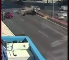 Meksika&rsquo;da feci kaza: Kontrols&uuml;z &ccedil;ıkış yapan ara&ccedil; dehşet sa&ccedil;tı!