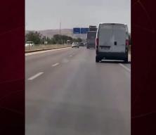 Afyonkarahisar'da a&ccedil;ık kalan damper y&ouml;n levhasını b&ouml;yle yıktı