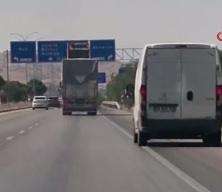 Afyonkarahisar'da a&ccedil;ık kalan damper y&ouml;n levhasını b&ouml;yle yıktı