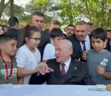 Ahlat&rsquo;ta Bah&ccedil;eli ile k&uuml;&ccedil;&uuml;k &ccedil;ocuk arasında samimi diyalog: &lsquo;Sen de &ouml;yle ol&rsquo;