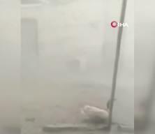Ardahan'da şoke eden g&ouml;r&uuml;nt&uuml;ler; Şiddetli fırtına &ccedil;atıları u&ccedil;urdu, g&ouml;z g&ouml;z&uuml; g&ouml;rmedi