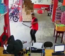 Brezilya'da silahlı soyguncuya palalı m&uuml;dahale: O anlar kamerada