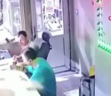 &Ccedil;akmak ateşi faciaya yol a&ccedil;ıyordu: Fabrikadaki patlama kameralarda