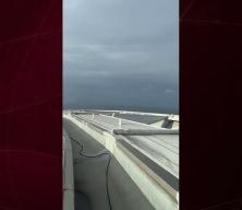 Cape Town'da y&uuml;rekleri ağza getiren şov: İki yolcu u&ccedil;ağı stadyumu teğet ge&ccedil;ti