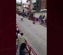 Ekvador'daki geleneksel ahşap ara&ccedil; yaraışlarında feci kaza meydana geldi