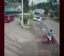 Hindistan&rsquo;da trafik faciası: Bir anlık sorumsuzluk otob&uuml;s&uuml; bi&ccedil;ti!