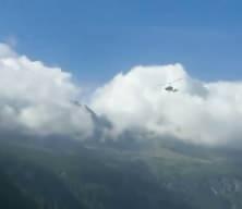 İtalya'da tellere &ccedil;arpan gyrocopter havada patladı!