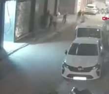 Kadına şiddeti engellemek isteyen polisleri bı&ccedil;akladılar: 4 ş&uuml;pheli tutuklandı