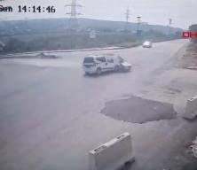 Kavşakta kafa kafaya &ccedil;arpıştılar: Osmaniye'deki dehşet anları g&uuml;venlik kamerasında