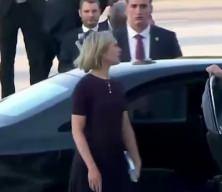 K&uuml;lliye'ye hayranlıkla uzun uzun bakmıştı! İzlanda Başbakanından &ccedil;arpıcı tehdit a&ccedil;ıklaması