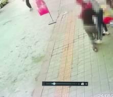 K&uuml;tahya&rsquo;da eski eşinin sokakta bı&ccedil;akladığı kadın ağır yaralandı; olay anı kamerada