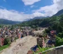 Nepal'de nehir taştı, k&ouml;yler sular altında kaldı!