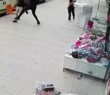 Polisten ka&ccedil;an ş&uuml;pheliyi vatandaş yakaladı, o anlar kamerada