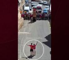 İspanya'da kızgın boğanın saldırısı genci nakavt etti