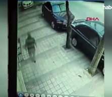 Sultangazi'de akılalmaz hırsızlık: Kadın kıyafetiyle girdiği evden altın &ccedil;aldı