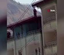 T&uuml;rkiye'yi gezen "İntiharkolik" yine sahnede: 242'nci intihar girişimini Şemdinli'de denedi