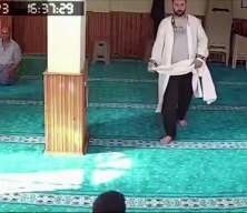 Şortla namaza gelen &ccedil;ocuğa c&uuml;bbesini veren imamın davranışı takdir topladı