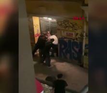 Beyoğlu'nda dehşet: 4 &ccedil;ocuk sokak ortasında gasbettikleri adamı tekme tokat d&ouml;vd&uuml;